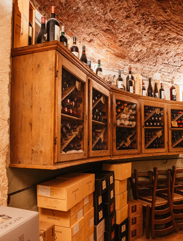 La cantina della taverna di Via Stella con le grandi annate dei vini rossi
