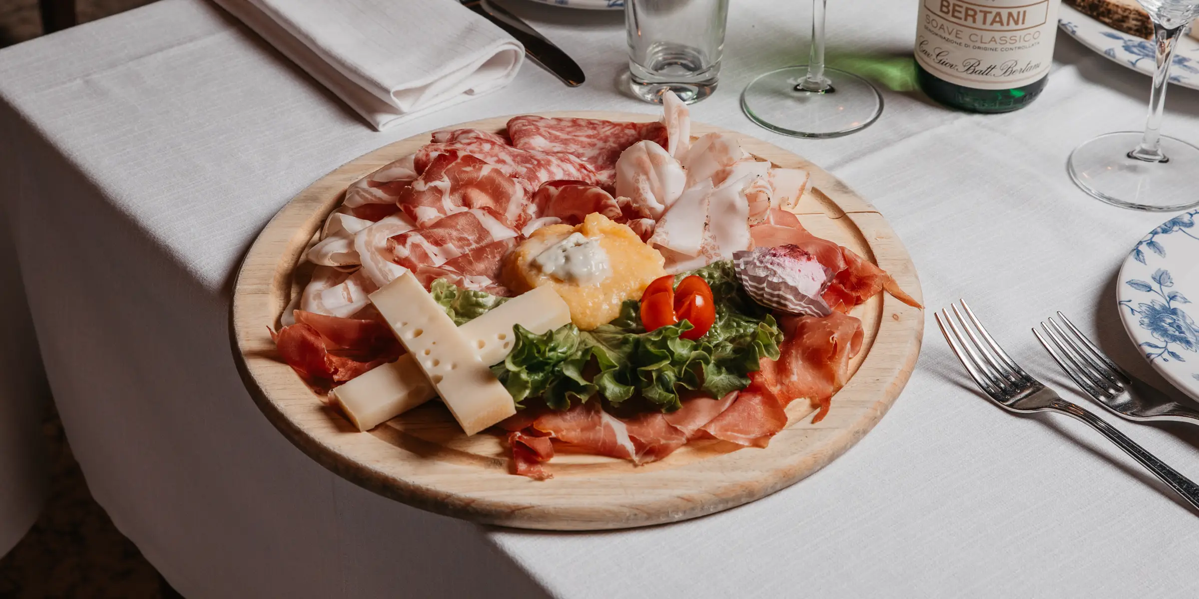 Antipasto con salumi e formaggi del territorio.