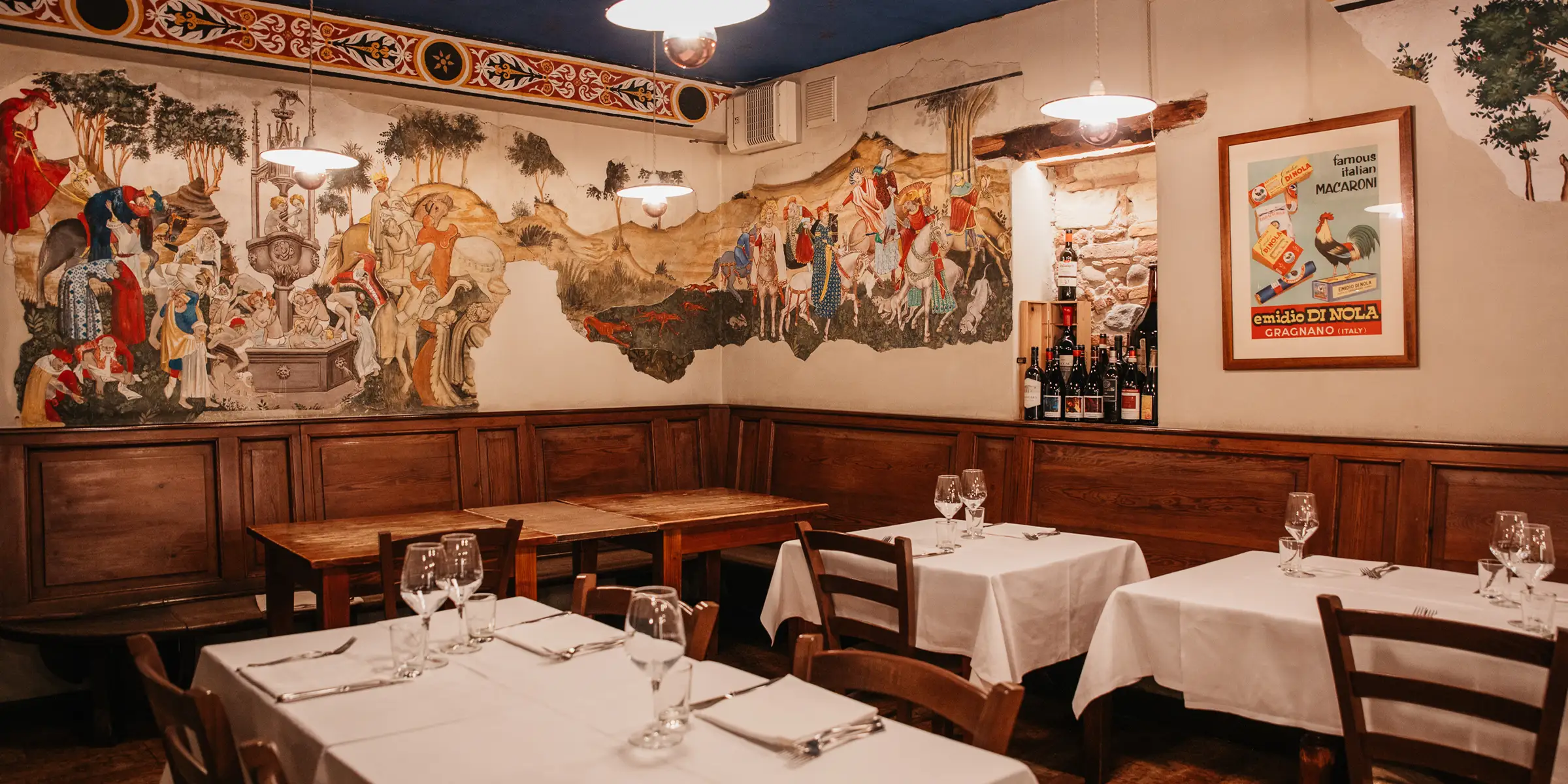Dettaglio di una sala della taverna con le pareti affrescate